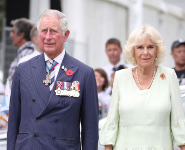 SINGAPORE - OCTOBER 31: (L-R) Prince Charles, Prince of Wales and Camilla, Duchess of Cornwall attend a memorial ceremony at the Cenotaph war memorial on October31, 2017 in Singapore. Prince Charles, Prince of Wales and Camilla, Duchess of Cornwall are on a tour of Singapore, Malaysia, Brunei and India. (Photo by Chris Jackson/Getty Images)