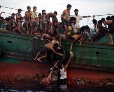 rsz_hundreds_of_rohingya_refugees_stuck_at_sea