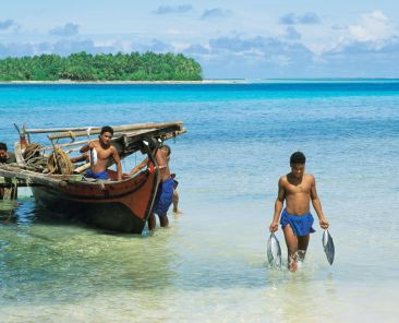 Fishermen-catch-tuna-Ifalik-Atoll-Caroline-Islands