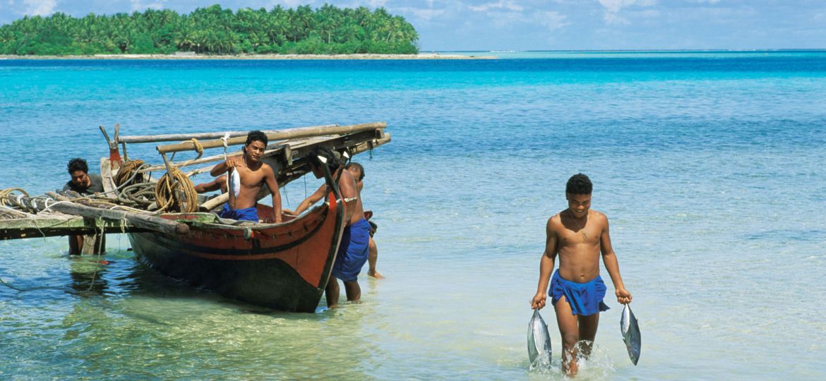 Fishermen-catch-tuna-Ifalik-Atoll-Caroline-Islands