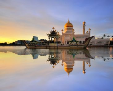 Beautiful-View-of-Sultan-Omar-Ali-Saifudding-Mosque-Bandar-Seri-Begawan-Brunei-Southeast-Asia-with-reflection-shutterstock_381193018