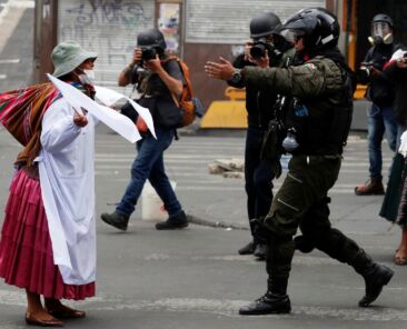bolivia-contra-el-golpe-mujer-policia-2