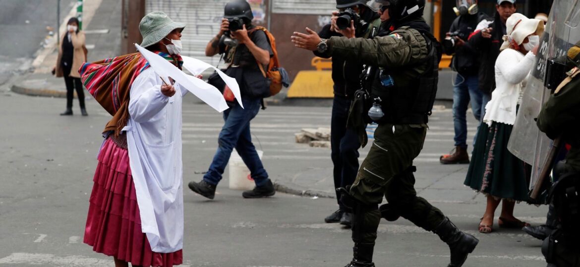bolivia-contra-el-golpe-mujer-policia-2