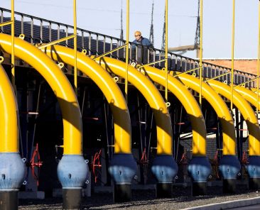 FILE PHOTO: A worker checks pipes at a gas compressor station on the Yamal-Europe pipeline near Nesvizh, some 130 km (81 miles) southwest of Minsk December 29, 2006.REUTERS/Vasily Fedosenko/File Photo
