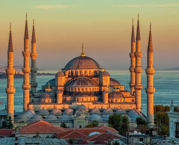 blue-mosque-glorius-sunset-istanbul-sultan-ahmed-turkey-shutterstock_174067919.jpg_1404e76369_1320x743