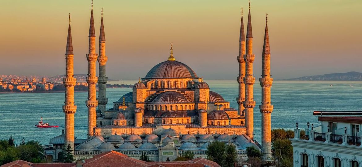 blue-mosque-glorius-sunset-istanbul-sultan-ahmed-turkey-shutterstock_174067919.jpg_1404e76369_1320x743