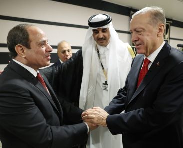 DOHA, QATAR - NOVEMBER 20: Turkish President Recep Tayyip Erdogan shakes hands with President of Egypt Abdel Fattah el-Sisi as they attend reception hosted by Qatari Emir Sheikh Tamim bin Hamad Al Thani on the occasion of the opening ceremony of the 2022 FIFA World Cup in Qatar on November 20, 2022. (Photo by Murat Kula/Anadolu Agency via Getty Images)