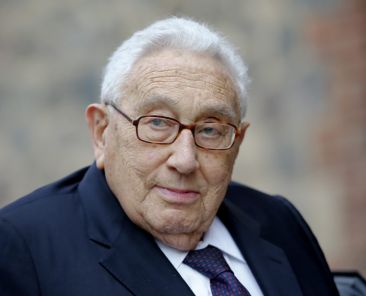 Former U.S. Secretary of State Henry Kissinger arrives for a memorial service for late Social Democratic senior politician Egon Bahr at St. Mary's Church in Berlin, Germany, September 17, 2015. Egon Bahr, an eminent German Social Democrat who with late Chancellor Willy Brandt forged a policy of rapprochement with Communist Eastern Europe known as "Ostpolitik" during the Cold War, died at the age of 93 on August 20, 2015. REUTERS/Fabrizio Bensch - RTS1J4M