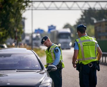 Venlo, 20 september 2018 -.C-KMar Harry van den Brink bracht donderdagochtend een bezoek aan de Marechaussee (Brigade Brabant-Noord/Limburg-Noord), hij bezocht onder meer een grenscontrole aan de A67 waar de Marechaussees inzittenden van auto's controleren tijdens een grenscontrole op de A-67 bij Venlo.
