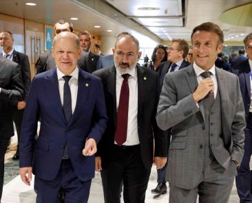 Armenian Prime Minister Nikol Pashinyan (C) walks next to Germany's Chancellor Olaf Scholz (L) and French President Emmanuel Macron before the start of a plenary session of the European Political Community summit at the Palacio de Congreso in Granada, southern Spain on October 5, 2023. Europe's quest to build a common geopolitical purpose brought four dozen of its leaders to Granada, but its credibility suffered a blow when the Azerbaijani president stayed away. (Photo by Ludovic MARIN / AFP)